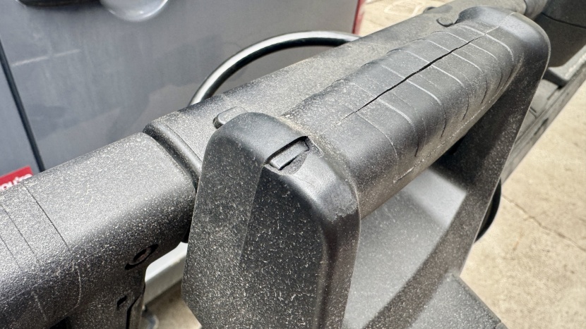 thule verse - a small crack in the handle resulted in plastic being chipped off...