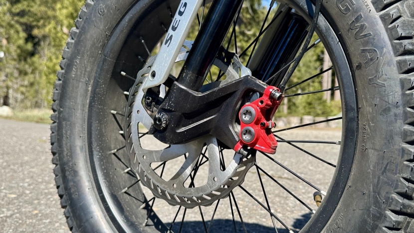 the front end features a 4-piston hydraulic brake and a 220mm rotor...