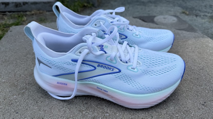 brooks glycerin 22 for women - with a 37 mm heel and 27 mm forefoot stack, the shoe provides plenty...