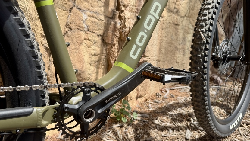 co-op cycles drt 1.3 - a 32t chainring and 175mm crank arms sit on outboard bearings in a...