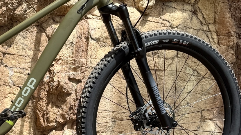 co-op cycles drt 1.3 - the thru-axle-equipped rockshox judy utilizes a single air cartridge...