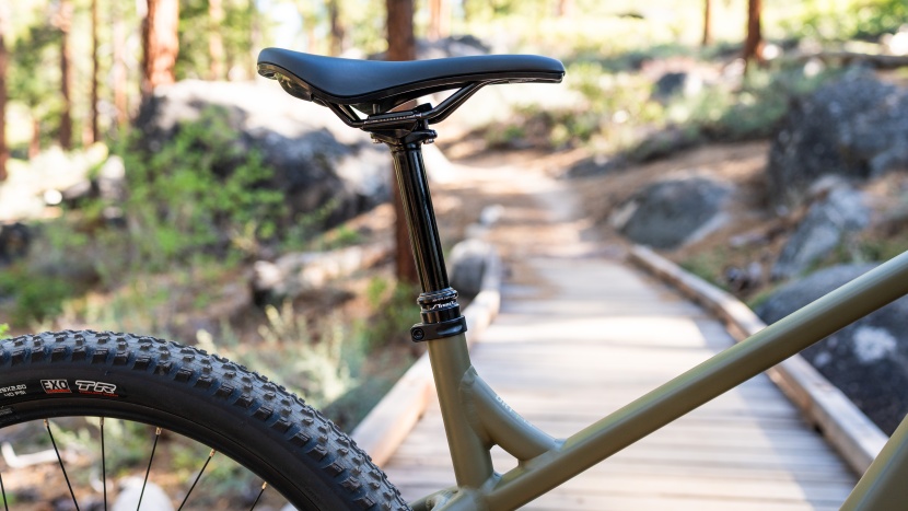 co-op cycles drt 1.3 - plenty of standover clearance is provided by the sloping top-tube.