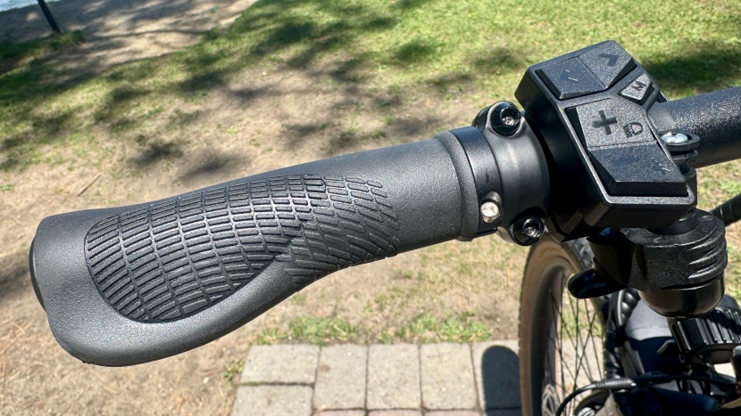 the wide paddle shape grips and the intuitive 6-button remote fit...