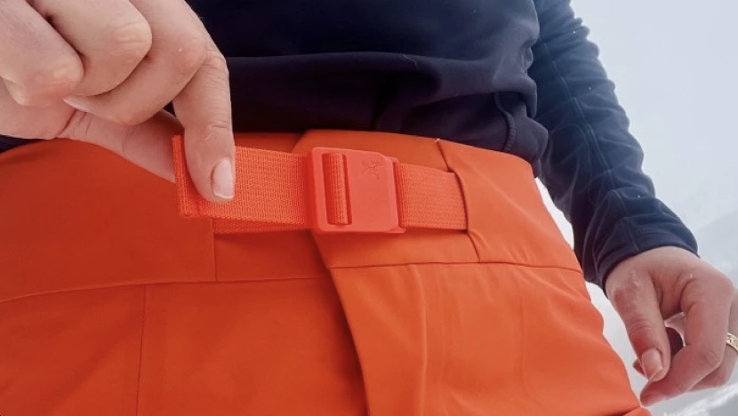 the integrated belt helps you find a proper fit.