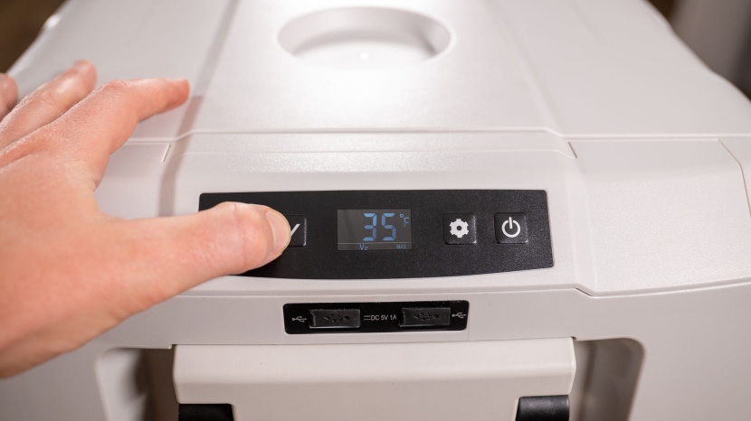 powered cooler - the costway 58 quart&#039;s external temperature setting most closely...