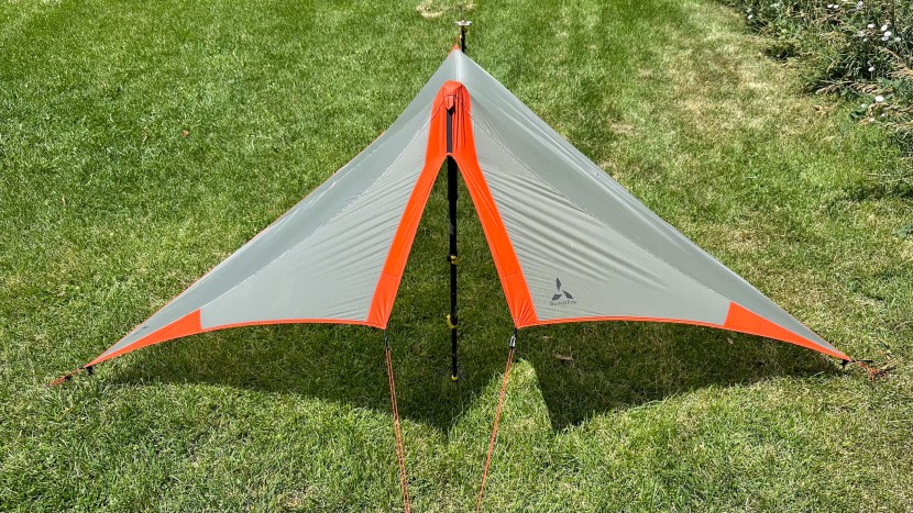 slingfin splitwing ul tarp - setting up low and wide, there is the possibility to fit two people...