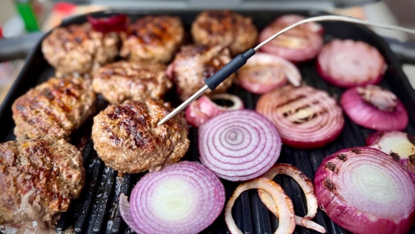 the built-in thermometer helps monitor the temperature of your food...
