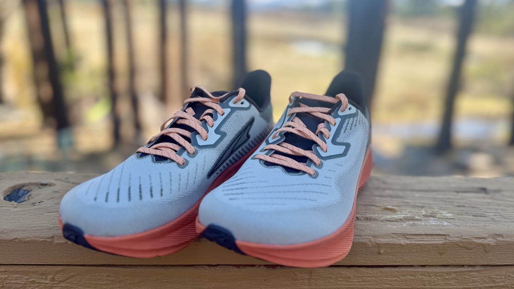 walking shoes men - the altra experience flow offers a comfotable and stylish ride.