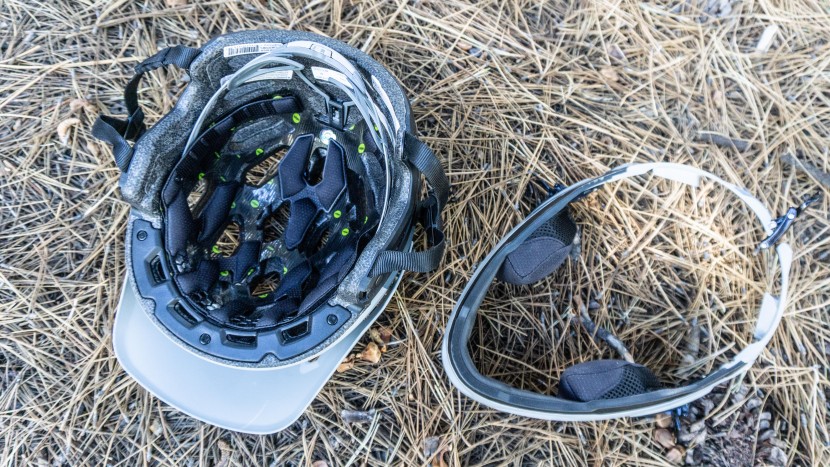 downhill helmet - the super 3r is quick and easy to switch between full-face and half...