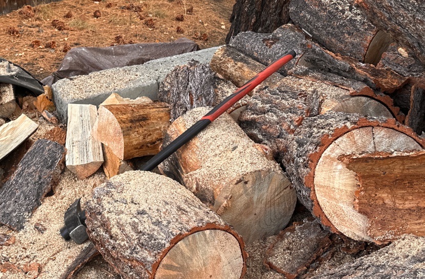 axe - the intertool maul is getting some rest before a big splitting...