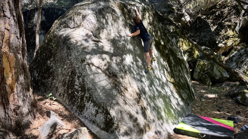 bouldering crash pad - the hybrid hinge design of this crash pad provides a solid landing...