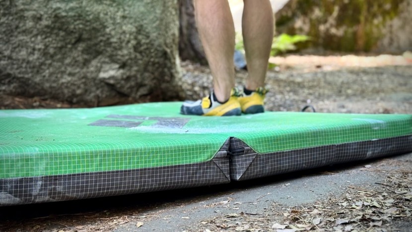 bouldering crash pad - the black diamond erratic pad features a highly durable exterior...