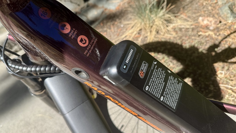 rad power radster trail - partially buried in the downtube and locked to the bike is the 720wh...