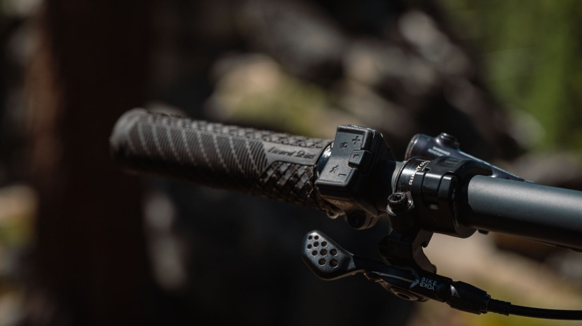 the wireless controller is unobtrusive and can easily be controlled...