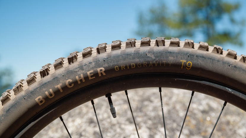 a butcher grid gravity on the rear is a bold choice. the heavy...