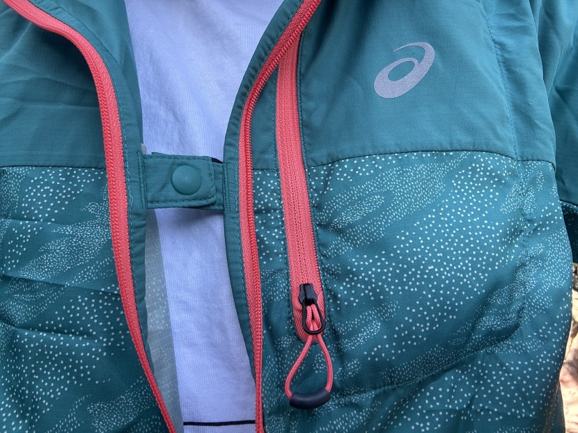 chest snap allows for good airflow and integration with running vests.