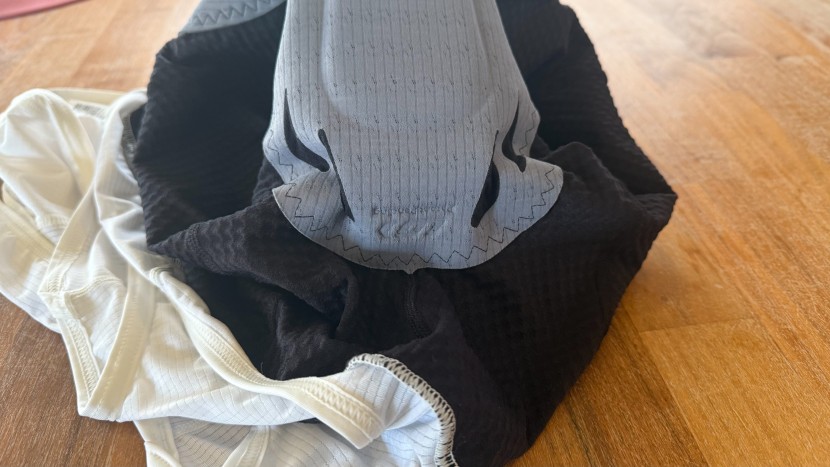 louis garneau carbon 3 bib - perforations in the foam as well as vents along the front of the...