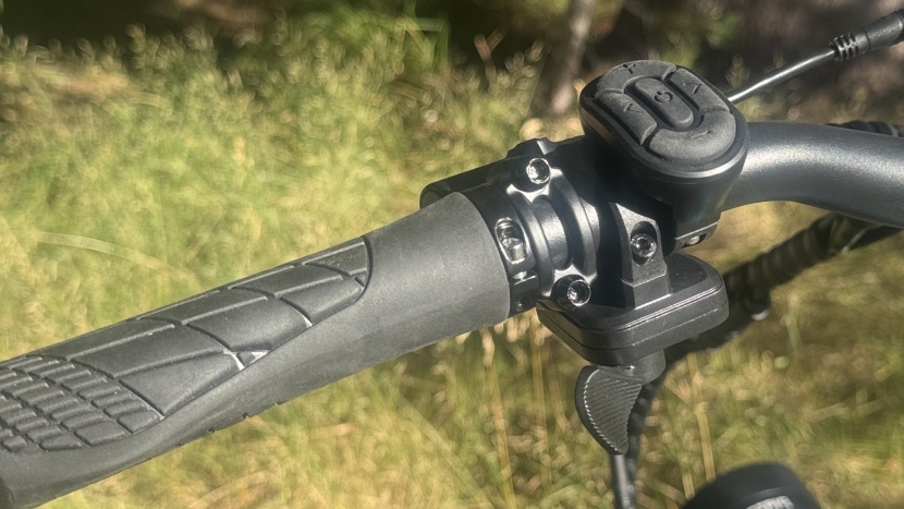 lectric xp4 750 - if your thumb tires of the underbar paddle throttle, you can use the...