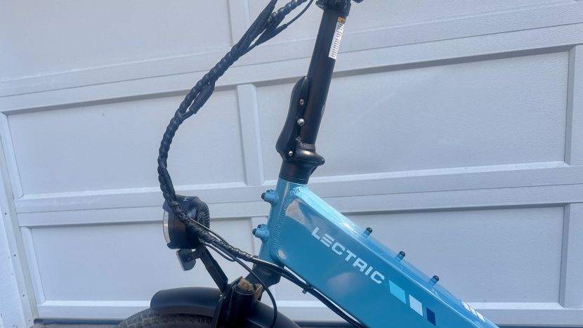 lectric xp4 750 - the zero-degree stem extends straight up from the fork&#039;s steerer...