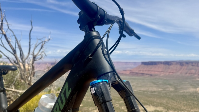 santa cruz hightower 90 - a more robust headtube holds the crown for the 160mm fox 36.