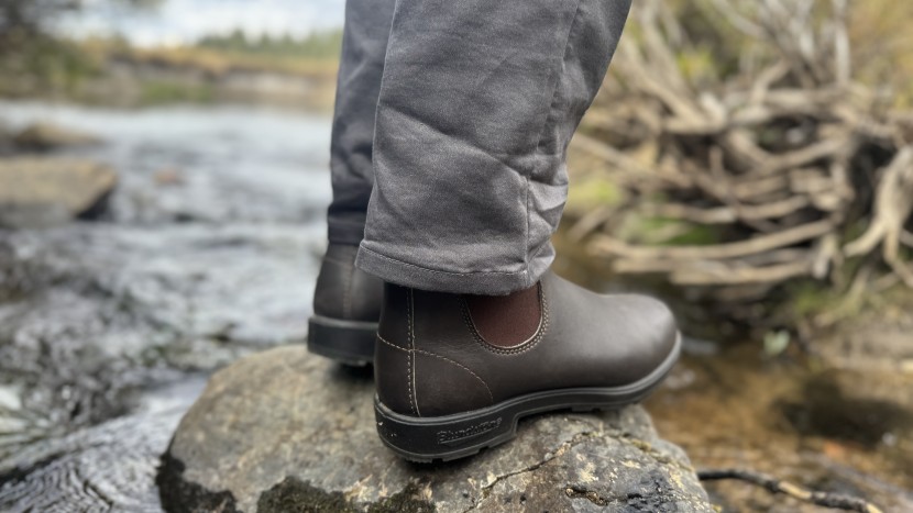 blundstone original chelsea - feet are kept steady and dry in the blundstone original chelsea.