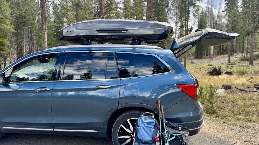 thule motion 3 xl - the motion 3 xl looks right at home on a mid-sized suv.