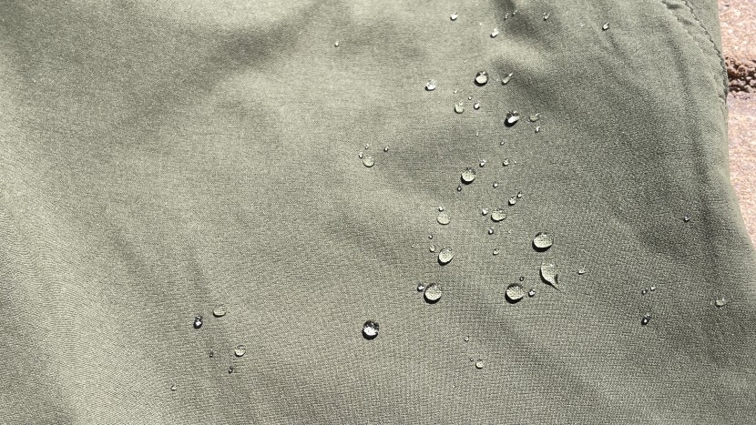 mountain hardwear dynama bermuda short for women - water beads really well due to a water-resistant treatment in the...