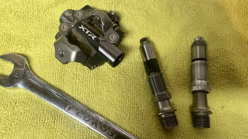 shimano xtr m9200 - compared to an older model, the new spindle has a slightly longer...