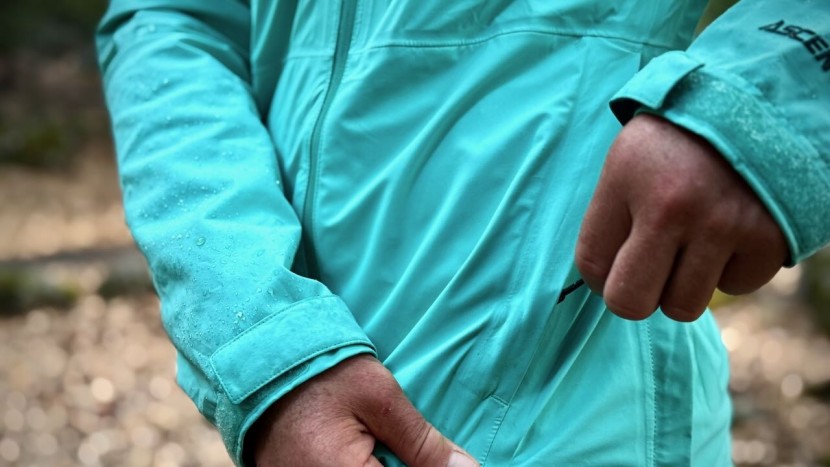 outdoor research aspire 3l for women - the main zipper and the chest zipper are fully sealed, while the...