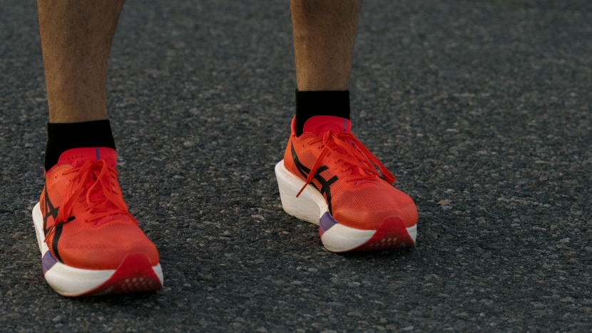 asics metaspeed sky tokyo - you can see how much the outside of our feet are pressed up against...