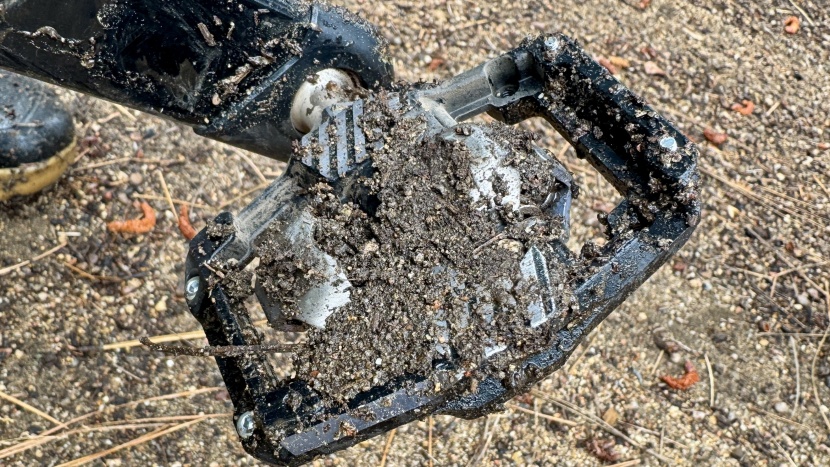shimano xtr m9220 pedal - it's not hard to see why these conditions can complicate engagement...
