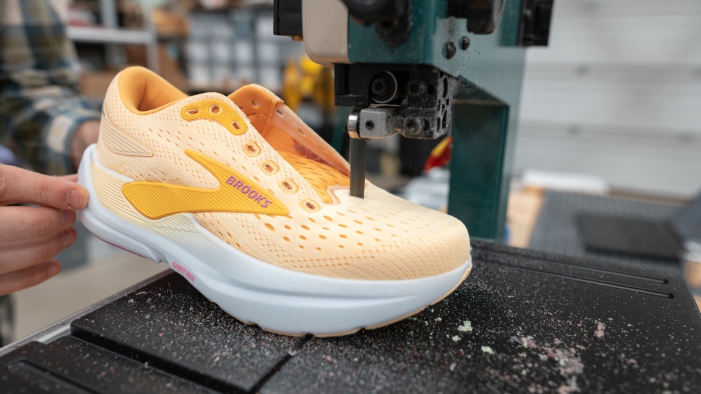 brooks ghost max 3 for women - the brooks ghost max 3 is a chunky, inhibiting running shoe that...