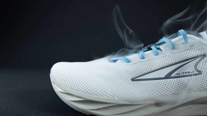 running shoes men - the escalante has a lightweight upper that is also extremely...