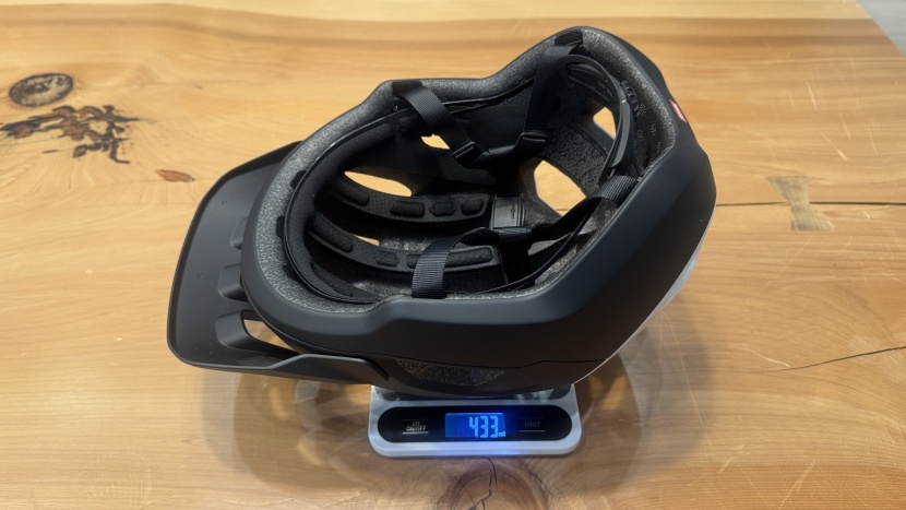 poc cularis - the cularis comes in at a respectable weight of 433 grams