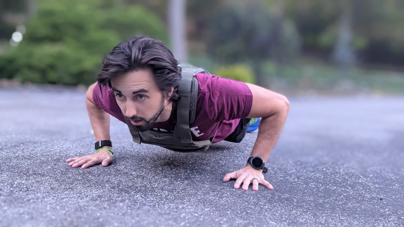 hale does push-ups in the rogue plate carrier.