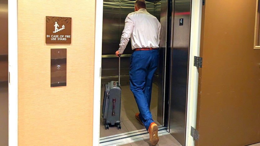 travelpro platinum elite 21" expandable spinner - done with the business trip. time to hit the road. we like how this...