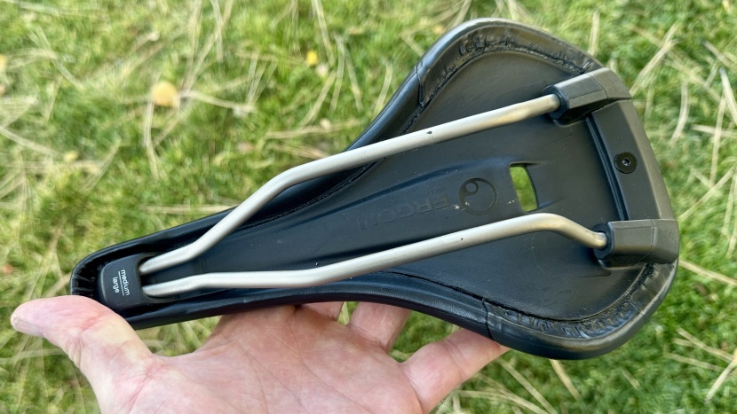 ergon sm pro men - the flexible deck material and ti-nox rails give the saddle...