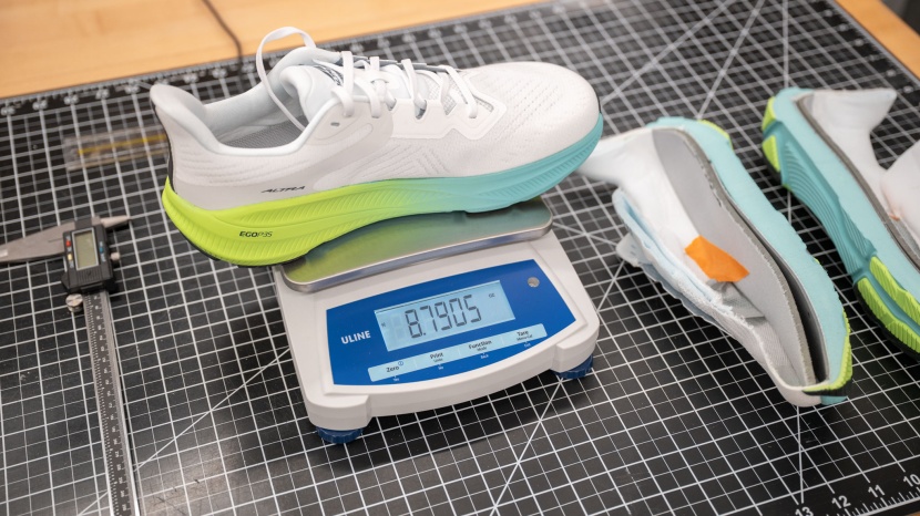 altra experience flow 2 - the experience flow 2 only weighs 8.79 ounces per shoe (us 10.5).