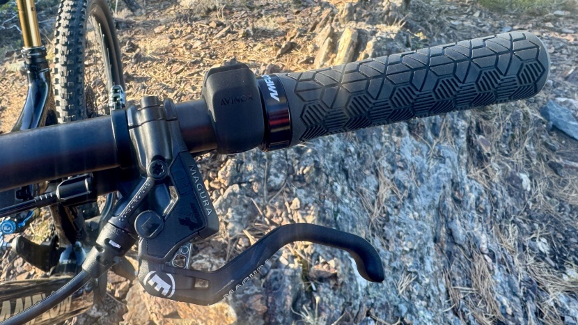 the magura mt7 lever body and blade are all carbon and...