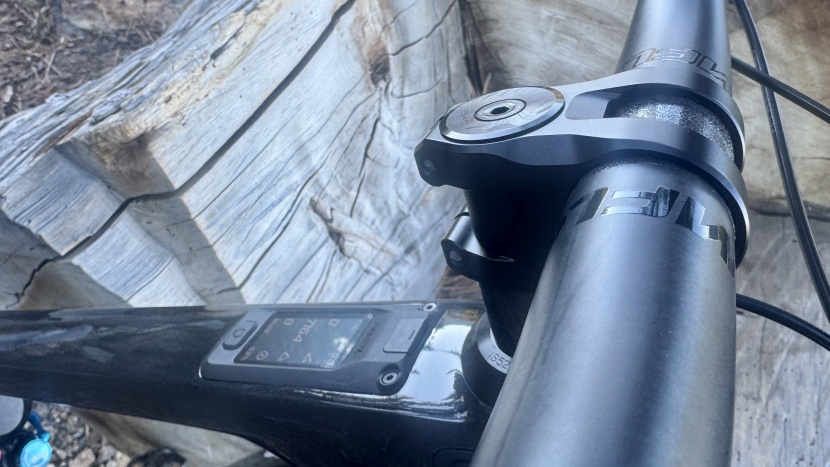 a short minimalist enduro stem with a 2-bolt clamp gives the front...