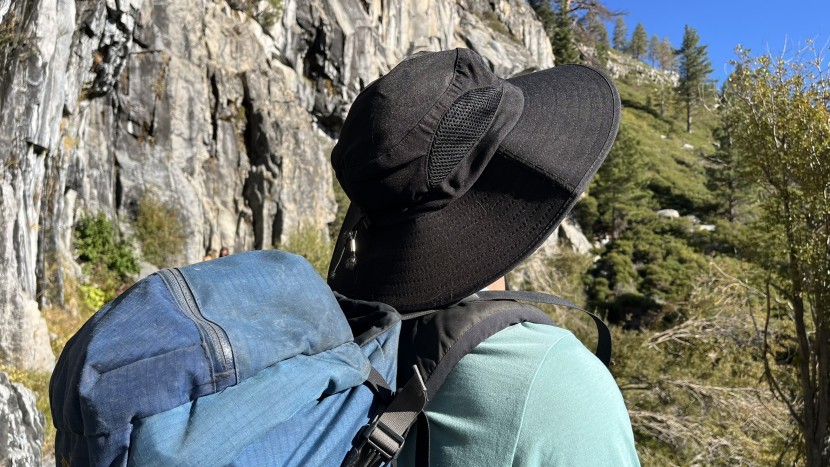 einskey classic - large packs and the einskey&#039;s wide brim don&#039;t mix well.