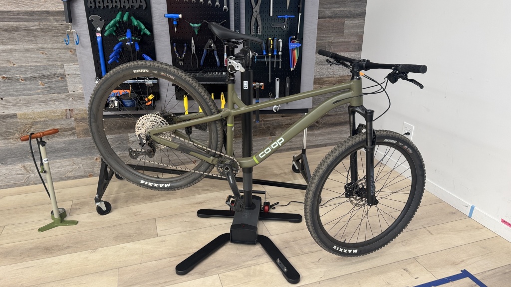 feedback sports pro e lift bike repair stand - unprecedented stability and ease of lift set this stand apart but so...