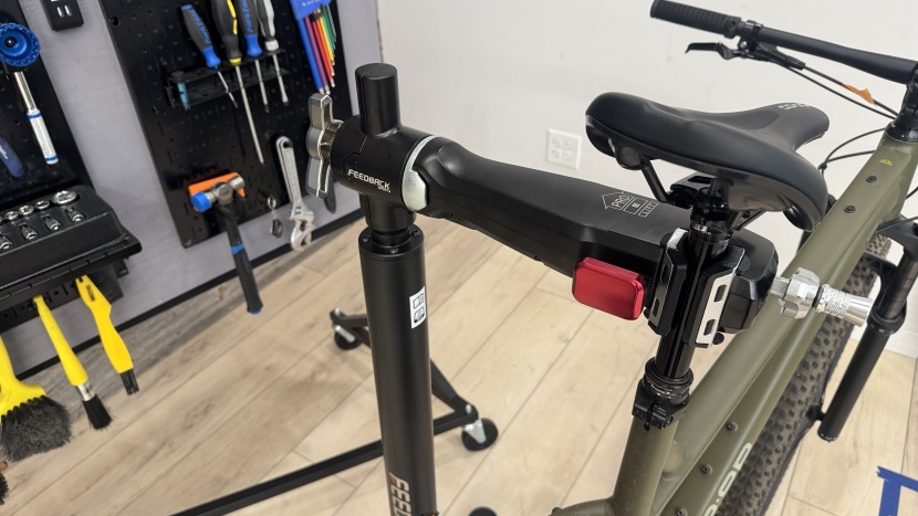 feedback sports pro e lift bike repair stand - the oversized mast enables a wide height range.