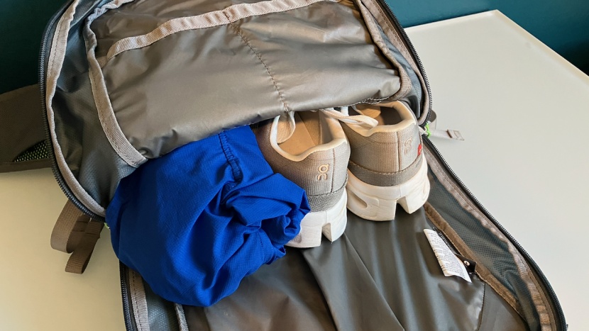 osprey sportlite 25 - we have plenty of space for a jacket and shoes in the main...