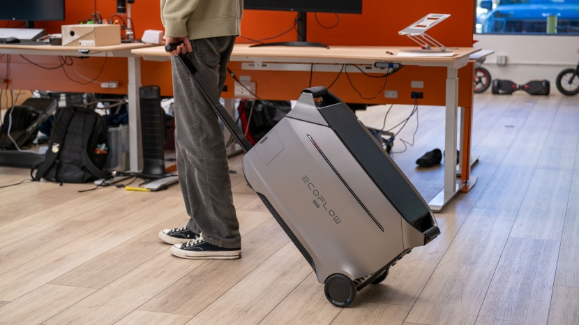 ecoflow delta pro 3 - the delta pro 3 is very heavy, but the extendable handle and wheels...