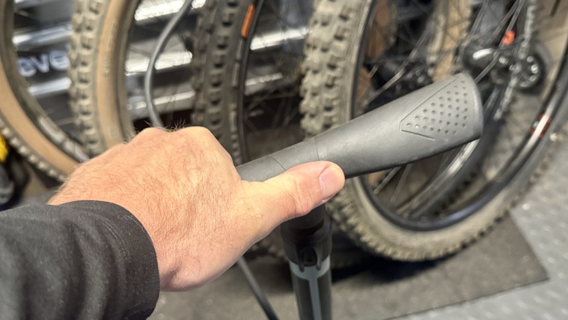 cannondale precise floor pump - a wide handle with ample surface area is comfortable enough for...