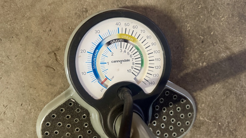 cannondale precise floor pump - the large, high-contrast gauge is exceptionally easy to see.