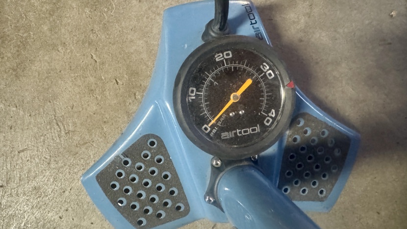 specialized air tool mtb floor pump - while a tad dusty in this photo, the large gauge is easy to read in...