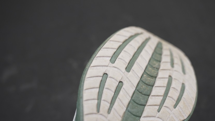 the saucony shoe tread doesn't collect rocks.