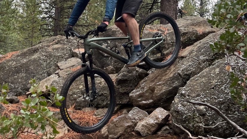 mountain bike flat shoes - the gf800 is a versatile shoe with subdued styling.